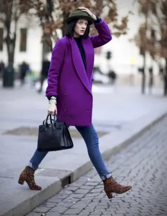 Фиолетовое пальто в гардеробе