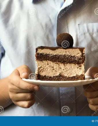 Кусок торта в руке