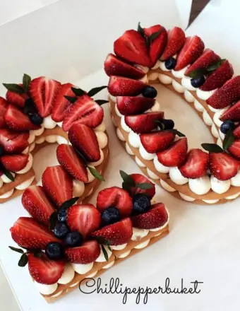 Торт цифра украшенный ягодами