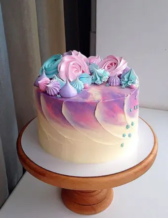 Торт украшенный меренгой для девочки